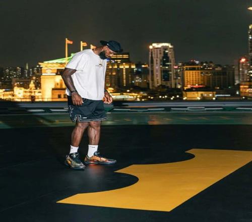 勒布朗詹姆斯开启中国行：打卡上海外滩、东方明珠