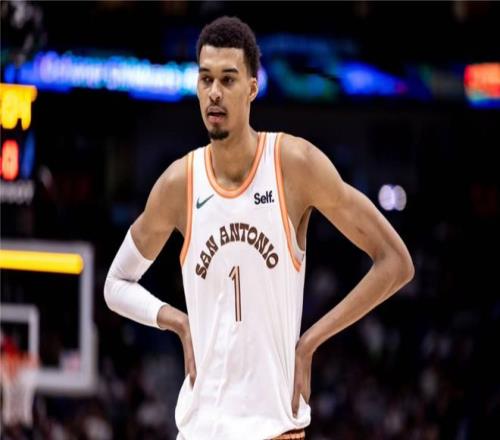 文班回忆少林寺经历直呼太棒，调侃NBA赛场会尝试中国功夫