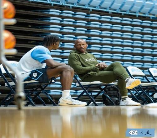 乔丹代言人到访乔丹母校！雷阿伦现身北卡男篮训练馆