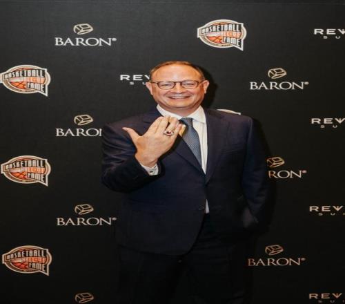 终于拿到戒指！Woj走上名人堂红毯领取CurtGowdy新闻工作奖戒指