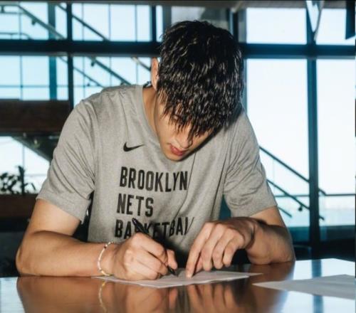 曾凡博被泼冷水！一句话引众多球迷质疑：先拿到一份正式合同吧