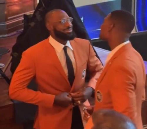 詹姆斯以梦八队成员身份入选名人堂并穿上了名人堂夹克！