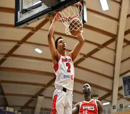 篮网签下中国香港内线新星，他是曾凡博双向合同的潜在竞争者