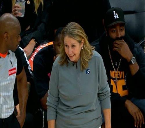 再度现场支持水星队！哈登场边观战WNBA季后赛水星VS山猫