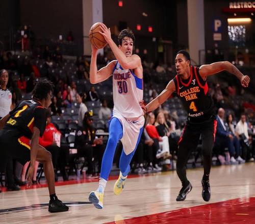 雄鹿二队得到雷霆二队投手所属权，他在夏联期间的表现并不理想