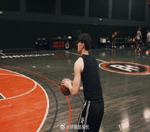 媒体人：我听说曾凡博会代表篮网出战NBA中国赛预测双向合同有戏