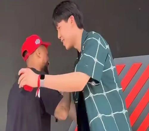 杨瀚森亮相利拉德球迷见面会，与当家球星热情拥抱即将出战季前赛