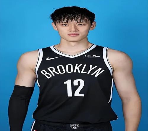 曾凡博篮网定妆照发布，身披12号球衣，回应再冲NBA：不是每个人都有第二次机会