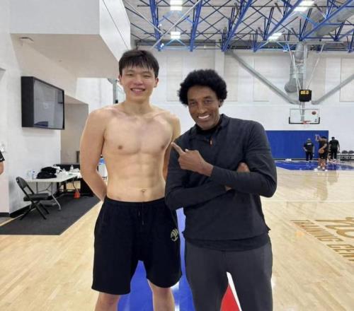 排面拉满，杨瀚森受邀参加利拉德欢迎派对，和开拓者传奇拥抱致意