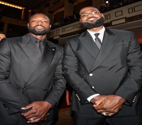 詹韦同框&甜瓜魔兽获奖！NBA官方晒昨日名人堂现场照片