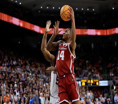 鹈鹕签下锋线落选秀后又裁掉了他，之前他在马刺试训时跟腱撕裂