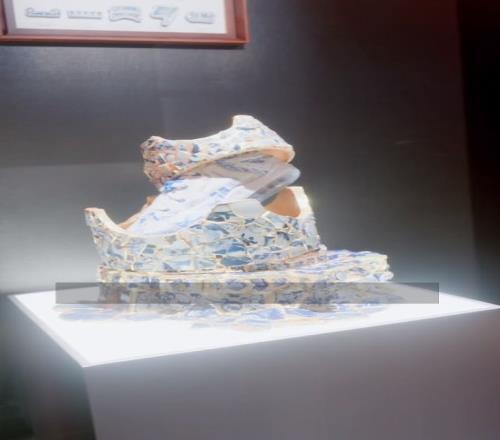 颜值如何品牌方为詹姆斯展示中国特别款球鞋