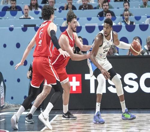 火药味起来了！字母哥怒喷球迷，和火箭队的梁子结下了