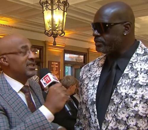 奥尼尔身着大花西装接受采访：这象征着我为霍华德送上鲜花