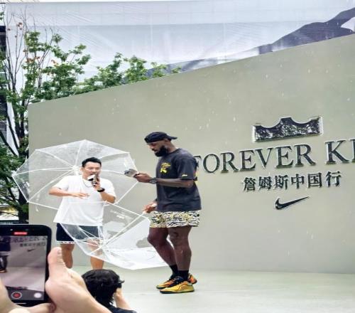 段冉长文回顾与詹姆斯的故事：临时用垃圾桶做采访桌台他都没生气