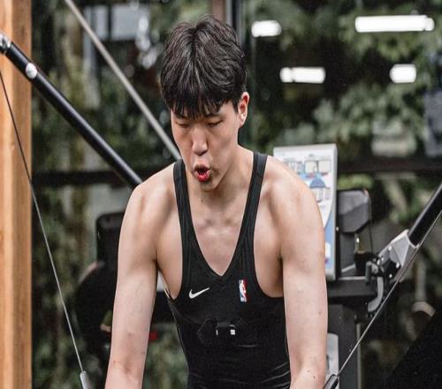 美记：健康罗威，杨瀚森难夺其替补中锋之位，开拓者对其施压有度