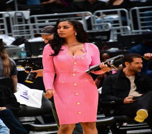 身材相当炸裂！美女NBA场边记者晒保持傲人身材的锻炼视频