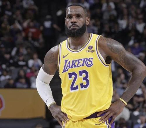 反转！美记辟谣：詹姆斯今夏未向湖人要求提前续约未来归属成谜