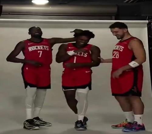 火箭队三巨头合体！阿门被推站C位杜兰特被调侃脖子下全是腿