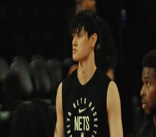 篮网赢了，但球迷输了！非主角却贡献两个热搜，曾凡博无缘NBA