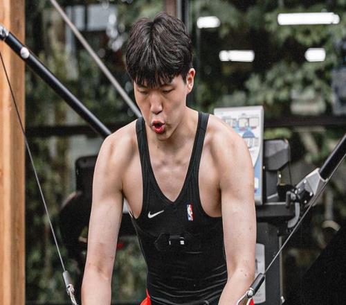 官网队记：杨瀚森很难抢走健康罗威位置开拓者不会过早给他施压