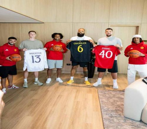 NBA球员访问卡灵顿基地，B费、齐尔克泽与约罗向其赠送球衣