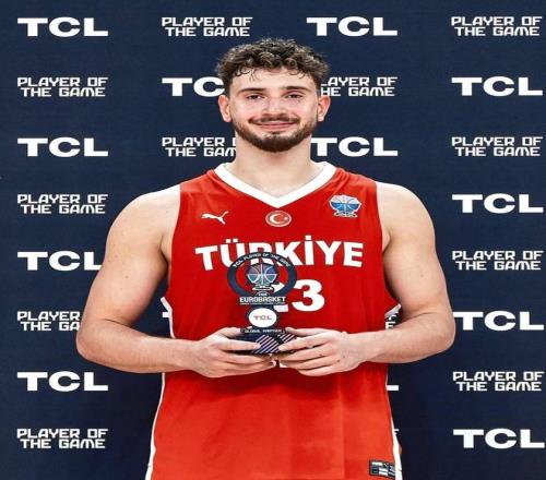 小约老师上线，申京12中7得16分8板7助1断1帽，正负值+17