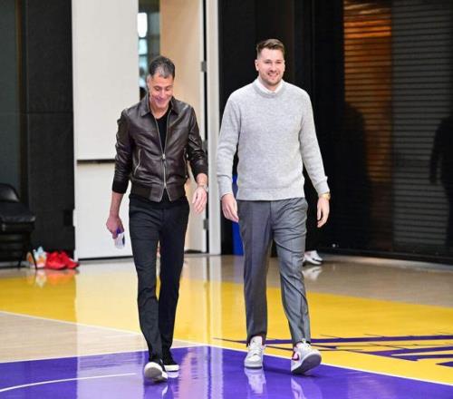 东契奇拼尽全力无法赢球！哈姆见到迥然不同的字母哥