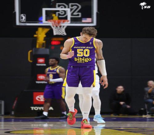 湖人官方宣布和中锋凯勒凯利签下一份训练营合同