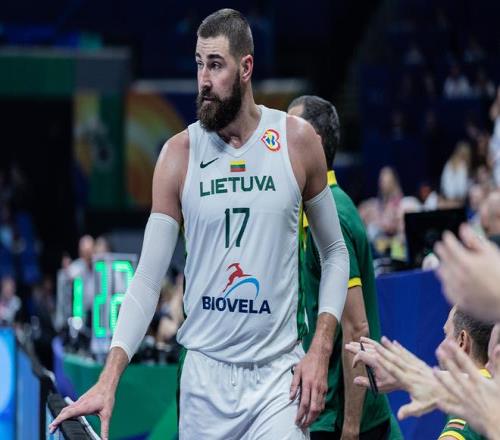 正面硬刚！首节瓦兰6中5高效贡献12分3板武切维奇7中4拿8分2板