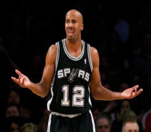 25岁才进入NBA，30岁成首发，生涯才6+2+1，却被退役了球衣！