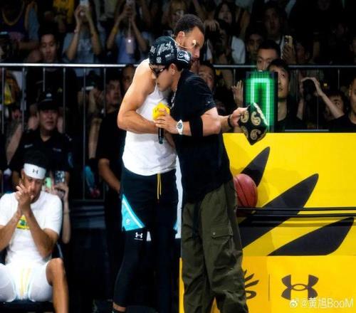 黄旭给库里送了家乡的帽子！