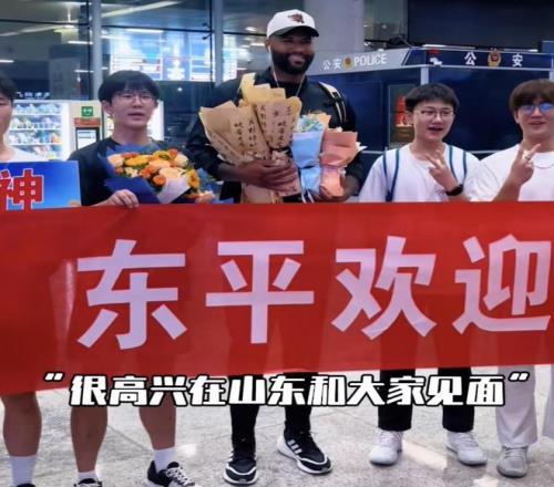 考辛斯抵达山东开启中国行，此前被曝收到多支CBA球队报价