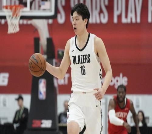 美体育专家指出：现役中锋排名杨瀚森高过艾顿，湖人尴尬不