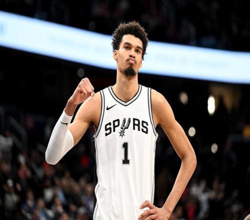 美媒列出文班多项逆天数据：历史最年轻5X5单季250帽+100三分