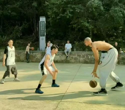 少林篮球来了！文班亚马撞飞对手，两战狂轰49分18篮板