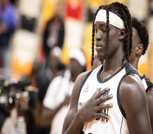 非洲杯都打得有些吃力！当初他是怎么在湖人进入轮换阵容的