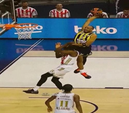 炸裂！NBA海报级隔扣！湖人冠军后卫彻底打嗨