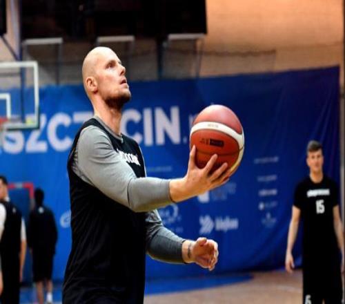 当年火箭的和姚明关系好的波兰中锋兰佩现在在干嘛