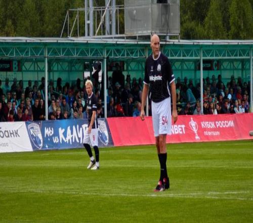 身高2.26米的前NBA球员完成足球生涯处子秀，打破职业球员身高记录