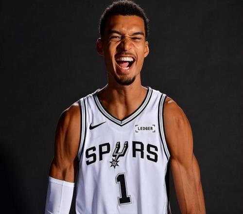 两战狂轰49分18板！失误联盟第1！文班亚马就是玩，马刺该起飞了