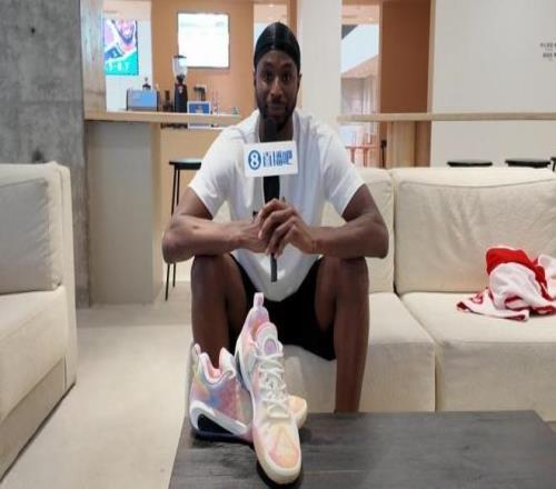 结束中国之行NBA球星维金斯告别乌鲁木齐