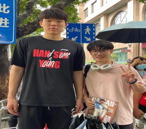 合影了网友在广东遇到杨瀚森：看到他我都呆住了瀚森很平易近人