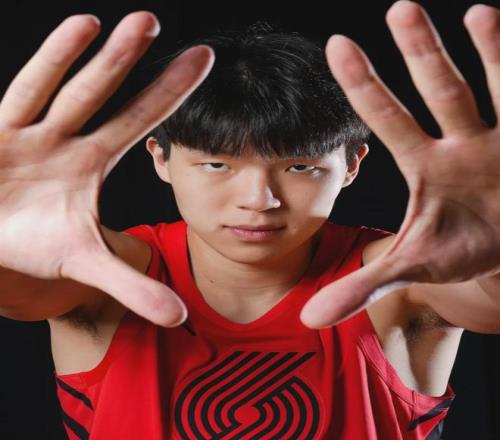 两场比赛彻底征服开拓者球迷！杨瀚森时代正式开启