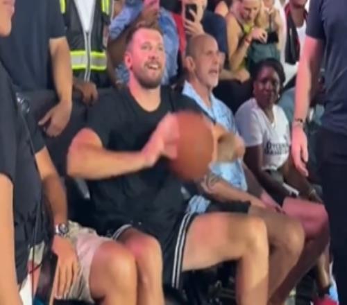 卢卡Magic东契奇在纽约参加活动坐在场边板凳上轻松投进三分