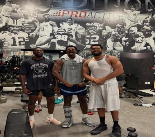 三个内线壮汉！唐斯&里德&小贾伦杰克逊一起进行力量训练