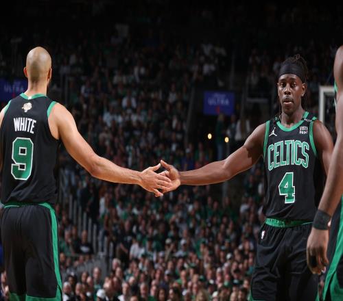 德里克怀特：霍勒迪愿意让我打控卫我从他身上学到了很多