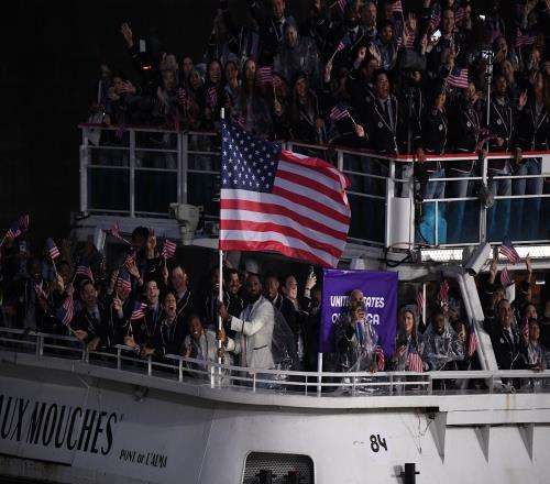 一年前的今天：詹姆斯在奥运会开幕式上担任美国历史首位男篮旗手