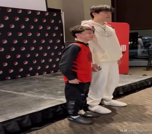 见证杨瀚森成NBA首轮秀！《跃向浩瀚》沙滩男孩身披16号球衣来了