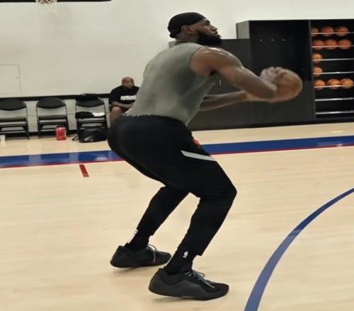 训练上脚最新款LeBron23老詹新一代签名鞋颜值如何